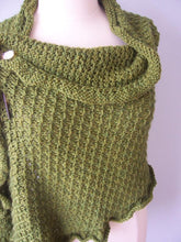 close up view of the stitch pattern used to knit this shawl