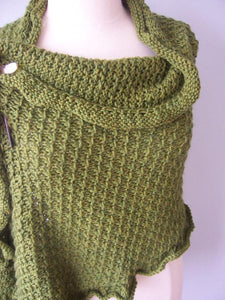 close up view of the stitch pattern used to knit this shawl